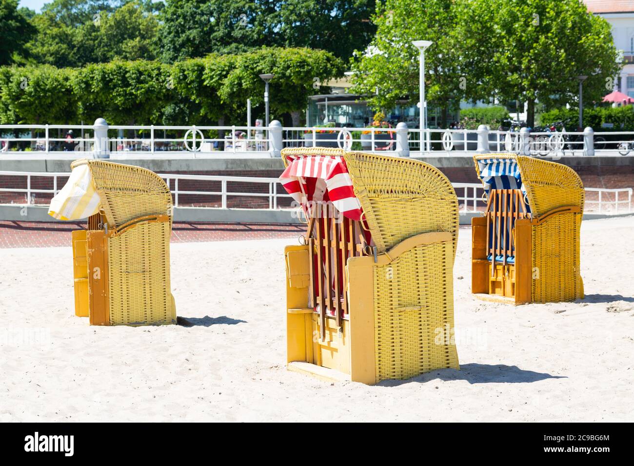 Sedie da spiaggia in vimini sulla spiaggia di Travemünde. Nessuna gente. Simbolo per il periodo di bassa stagione - o blocco. Foto Stock