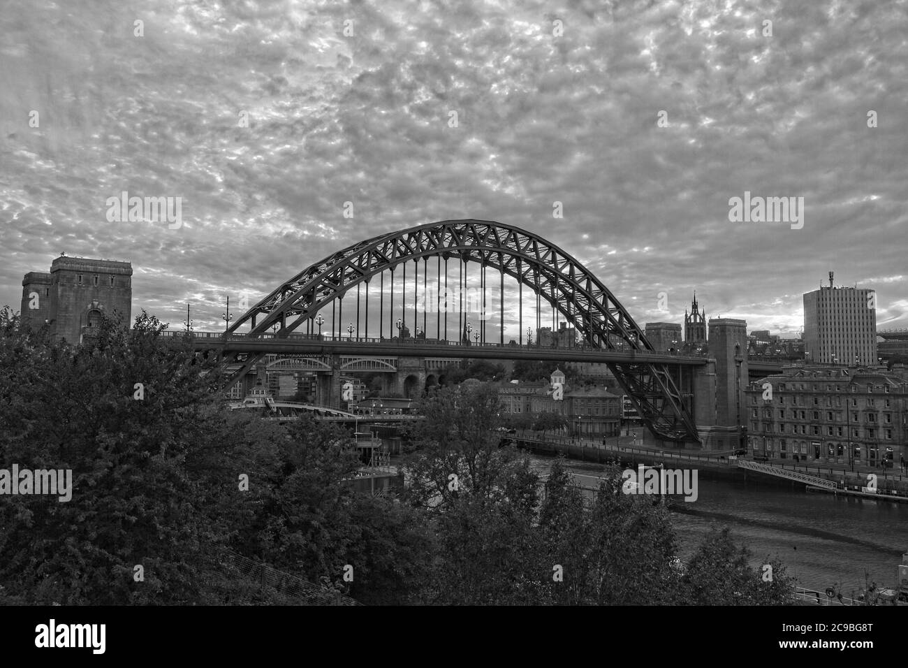 L'iconico arco del Tyne Bridge e la banchina di Newcastle, Tyne e indossare al tramonto dal lato Gateshead del fiume Tyne. Foto Stock