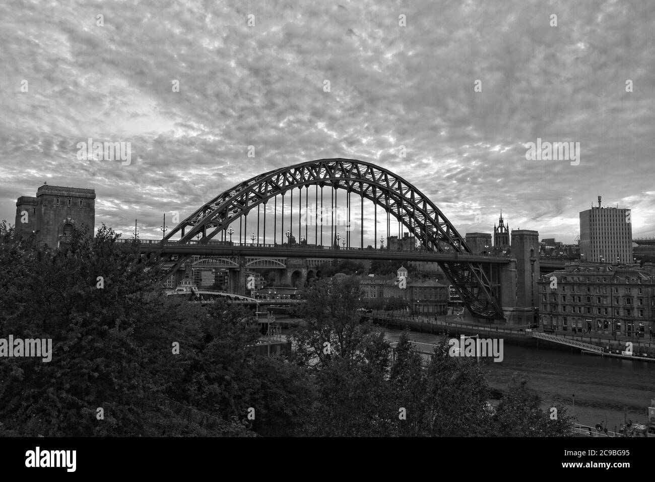 L'iconico arco del Tyne Bridge e la banchina di Newcastle, Tyne e indossare al tramonto dal lato Gateshead del fiume Tyne. Foto Stock