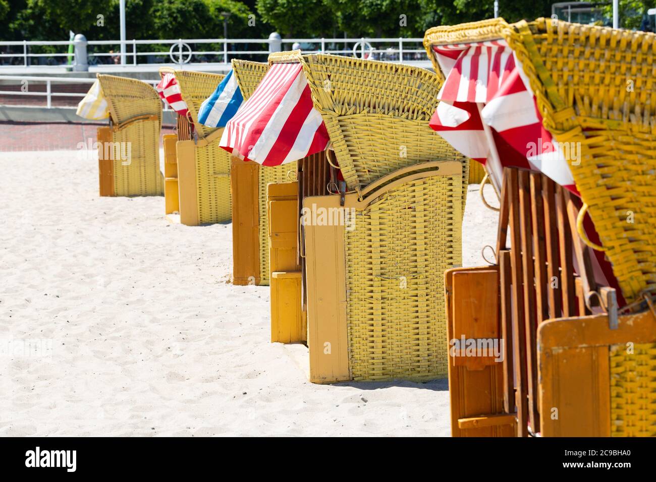 Travemünde, Schleswig-Holstein / Germania - 24 giugno 2020: Sedie da spiaggia in vimini (in tedesco chiamato Strandkorb) sulla spiaggia di Travemünde. Diversi vuoti Foto Stock