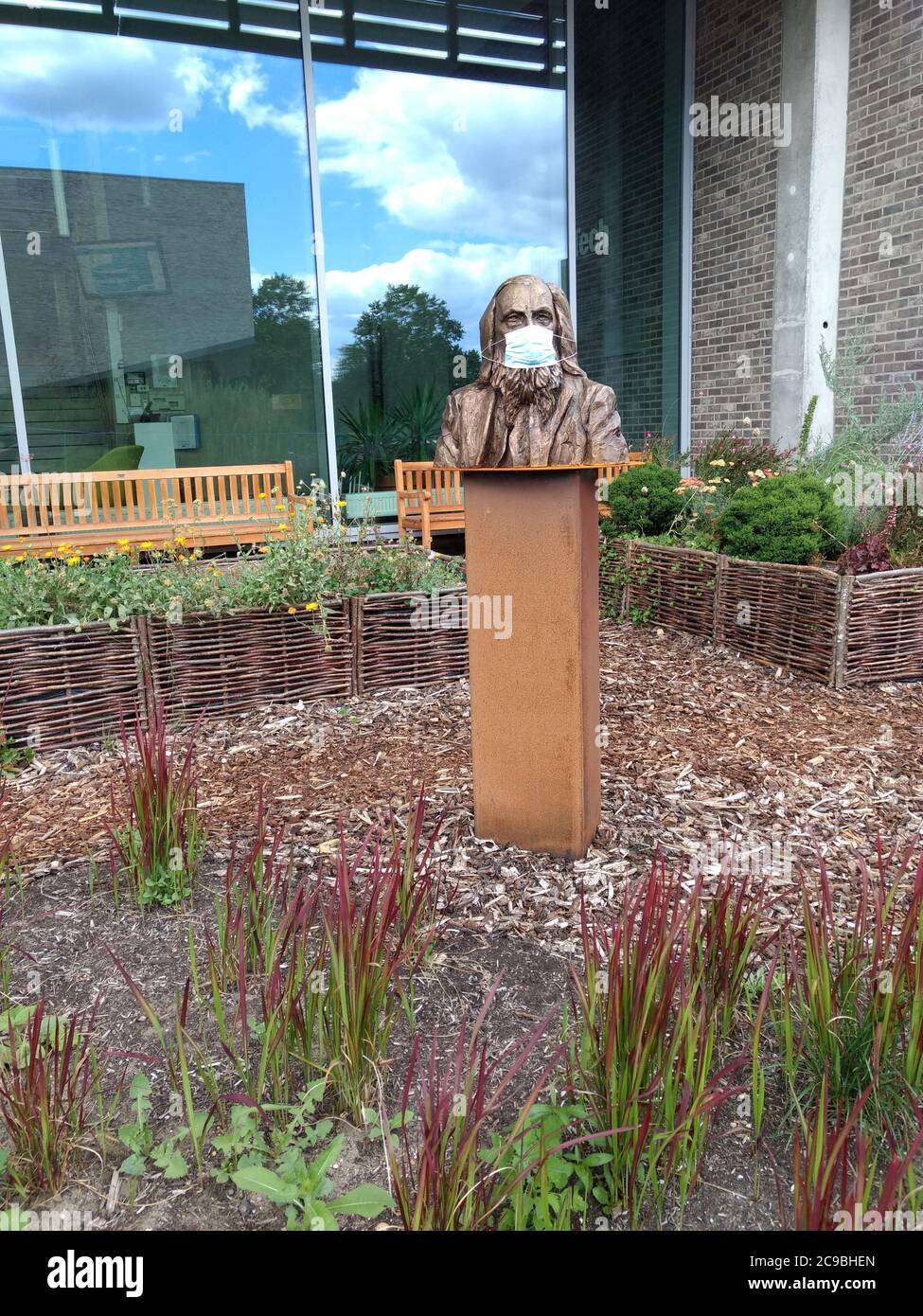 Statua di Dmitri Mendeleev indossando una maschera a bocca usa e getta durante la crisi di Covid-19 Foto Stock