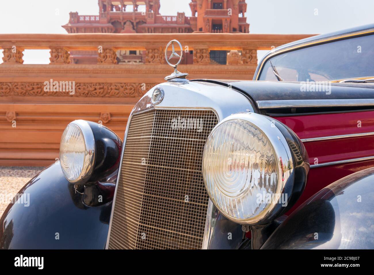 Cairo, Egitto - 29 2020 luglio: 1953 auto d'epoca Mercedes nera e rossa, esposta di fronte al Palazzo Baron Empain Foto Stock