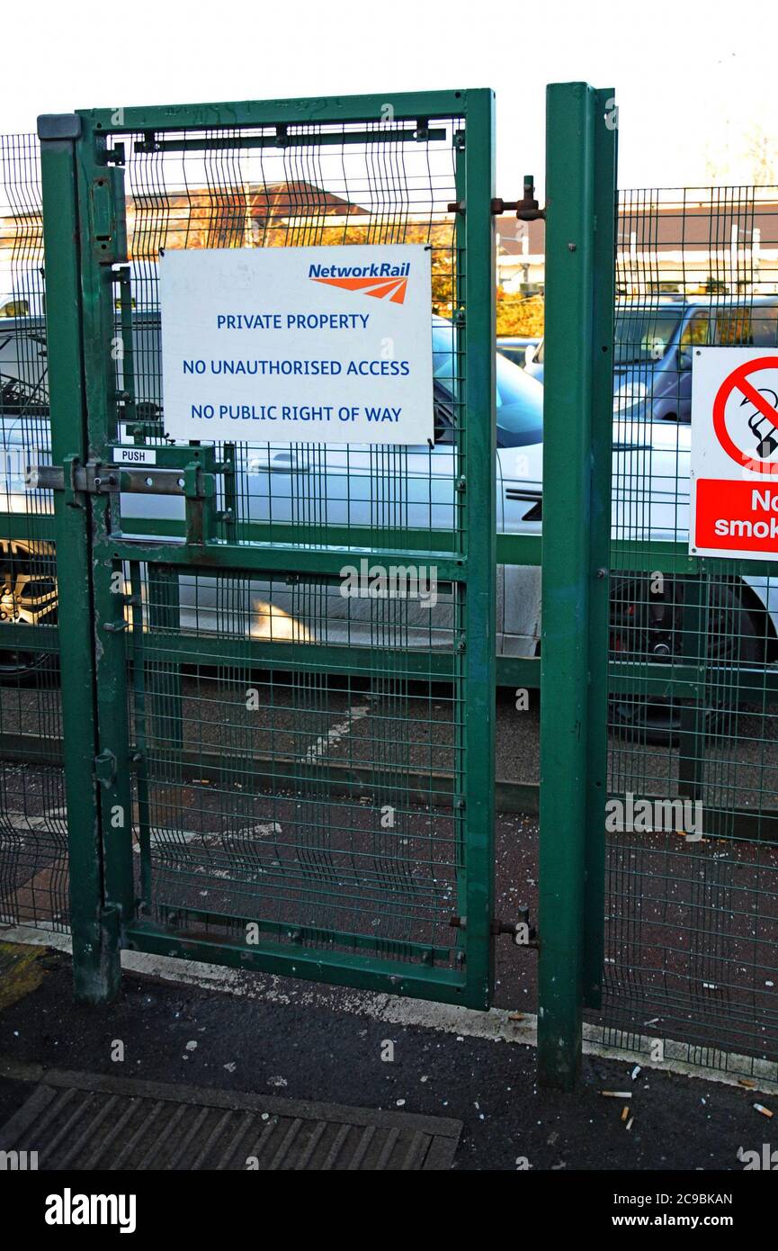 Un cartello della proprietà privata Network Rail su un cancello presso il Network Rail Center, York Foto Stock