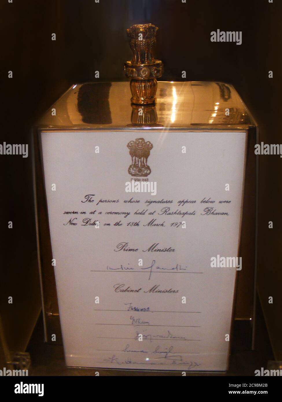 Percorso in vetro del prato dove Indira Gandhi è stato ucciso, Indira Gandhi Memorial Museum. E la sua firma nel museo Foto Stock