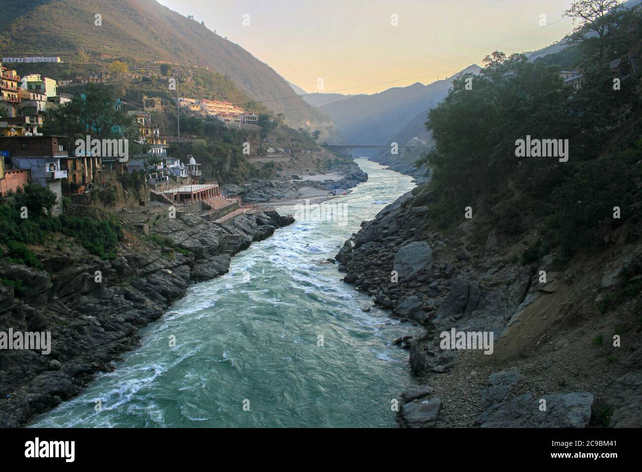 Devprayag è l'ultimo prayag del fiume Alaknanda e da questo punto la confluenza del fiume Alaknanda e Bhagirathi è conosciuta come Ganga, India Foto Stock