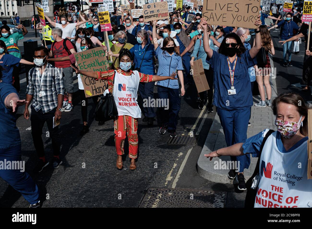 I lavoratori della NHS sono scesi a Downing Street per chiedere un immediato aumento della retribuzione Foto Stock