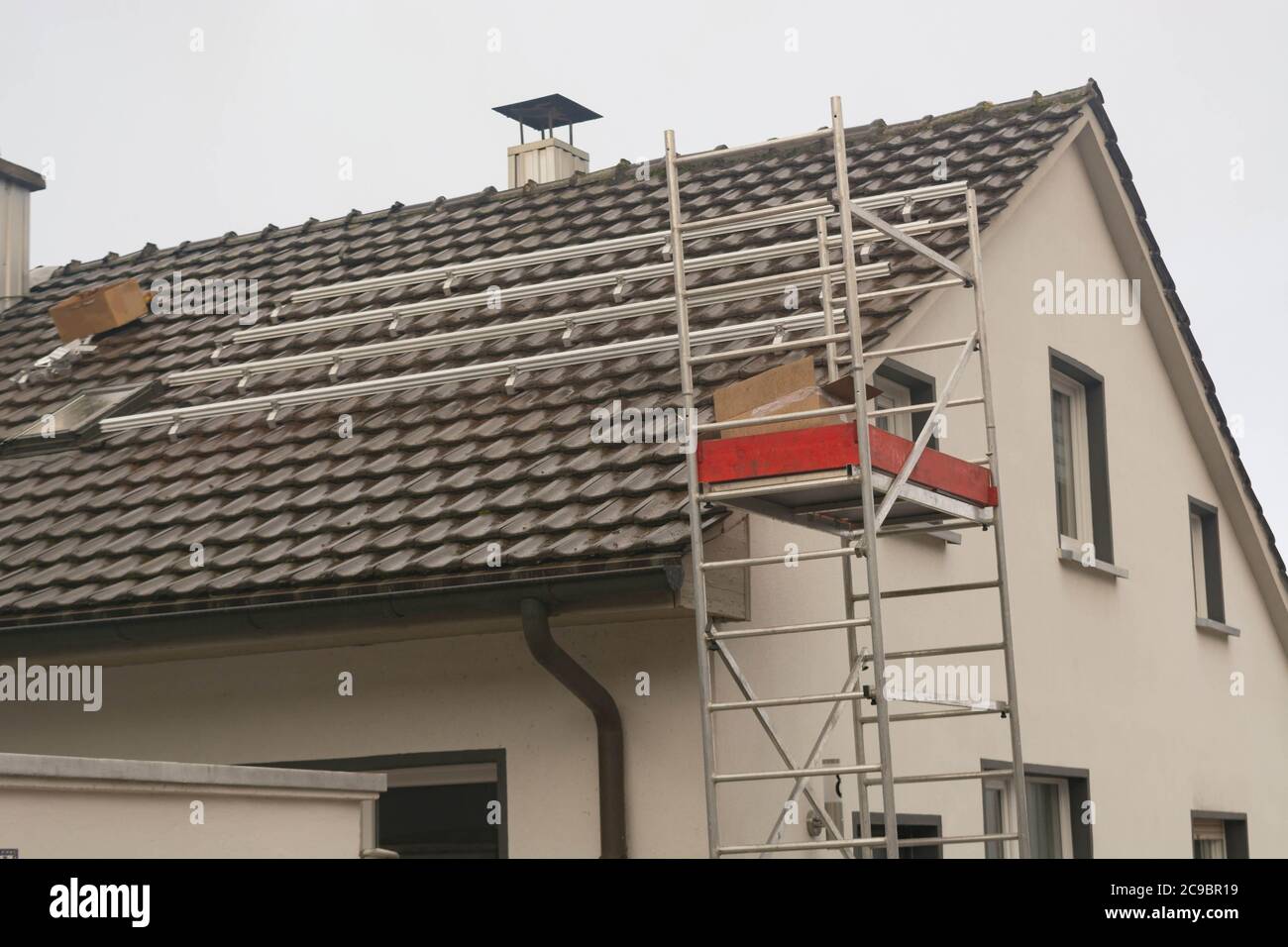 Impianto fotovoltaico, pannelli solari sono montati sul tetto Foto Stock