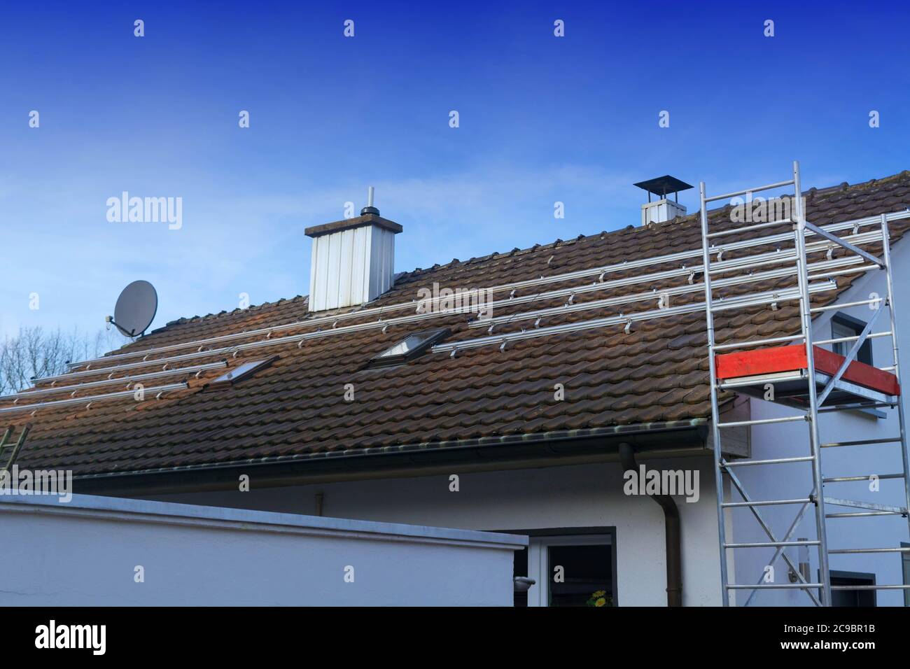 Impianto fotovoltaico, pannelli solari sono montati sul tetto Foto Stock