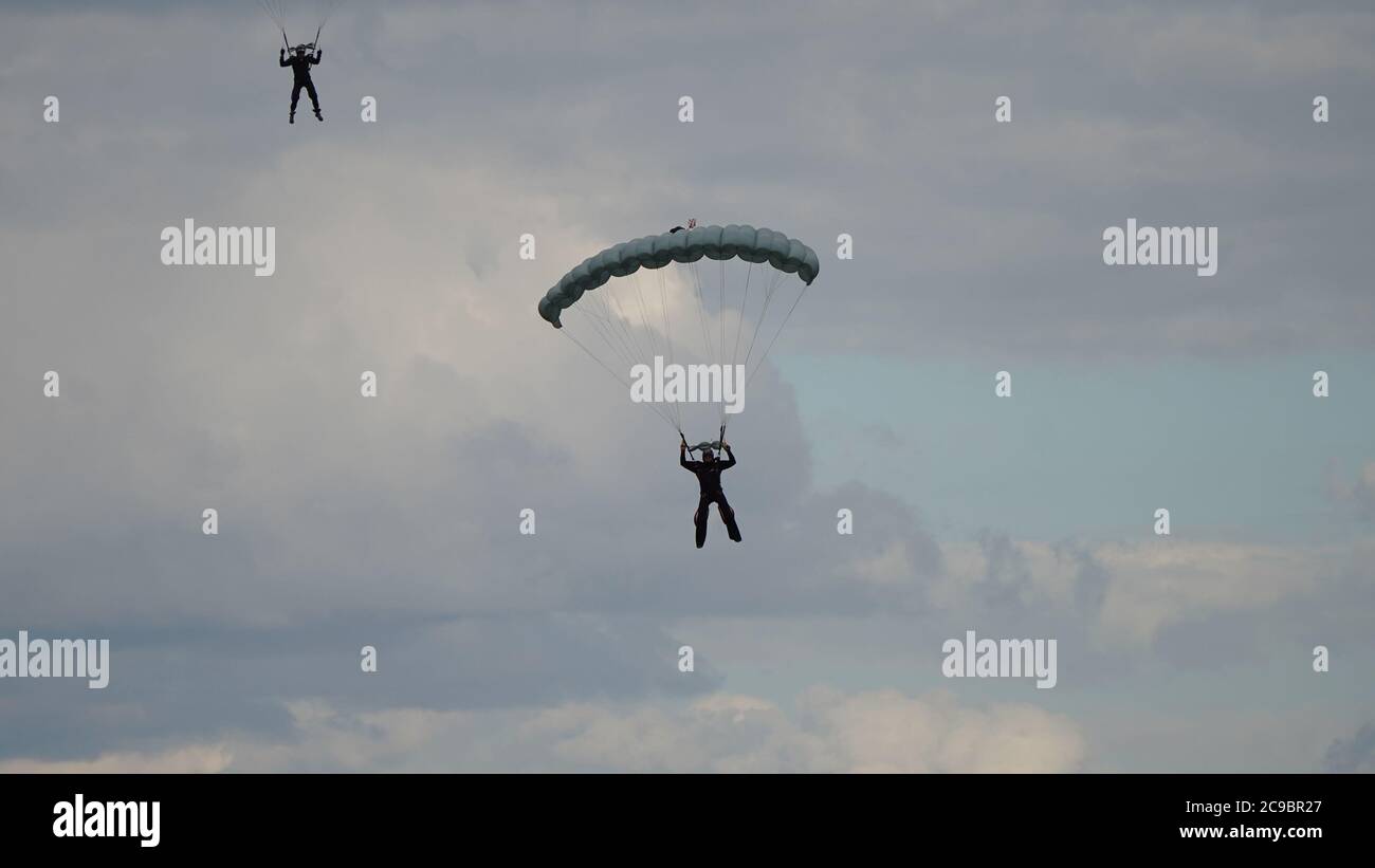 (200730) -- LIELVARDE, 30 luglio 2020 (Xinhua) -- i paracadutisti sono visti nel cielo durante un tentativo record a Lielvarde, Lettonia, 29 luglio 2020. La Federazione di paracadutismo lettone ha cercato di stabilire un nuovo record nazionale creando una figura di stelle di 30 persone nel cielo sopra Lielvarde. (Foto di Janis/Xinhua) Foto Stock