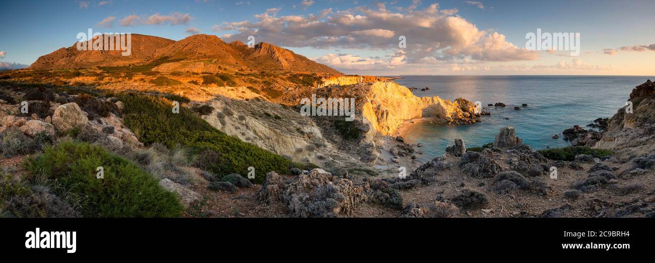 Il paesaggio costiero vicino a Kalo Nero villaggio nel sud di Creta. Foto Stock