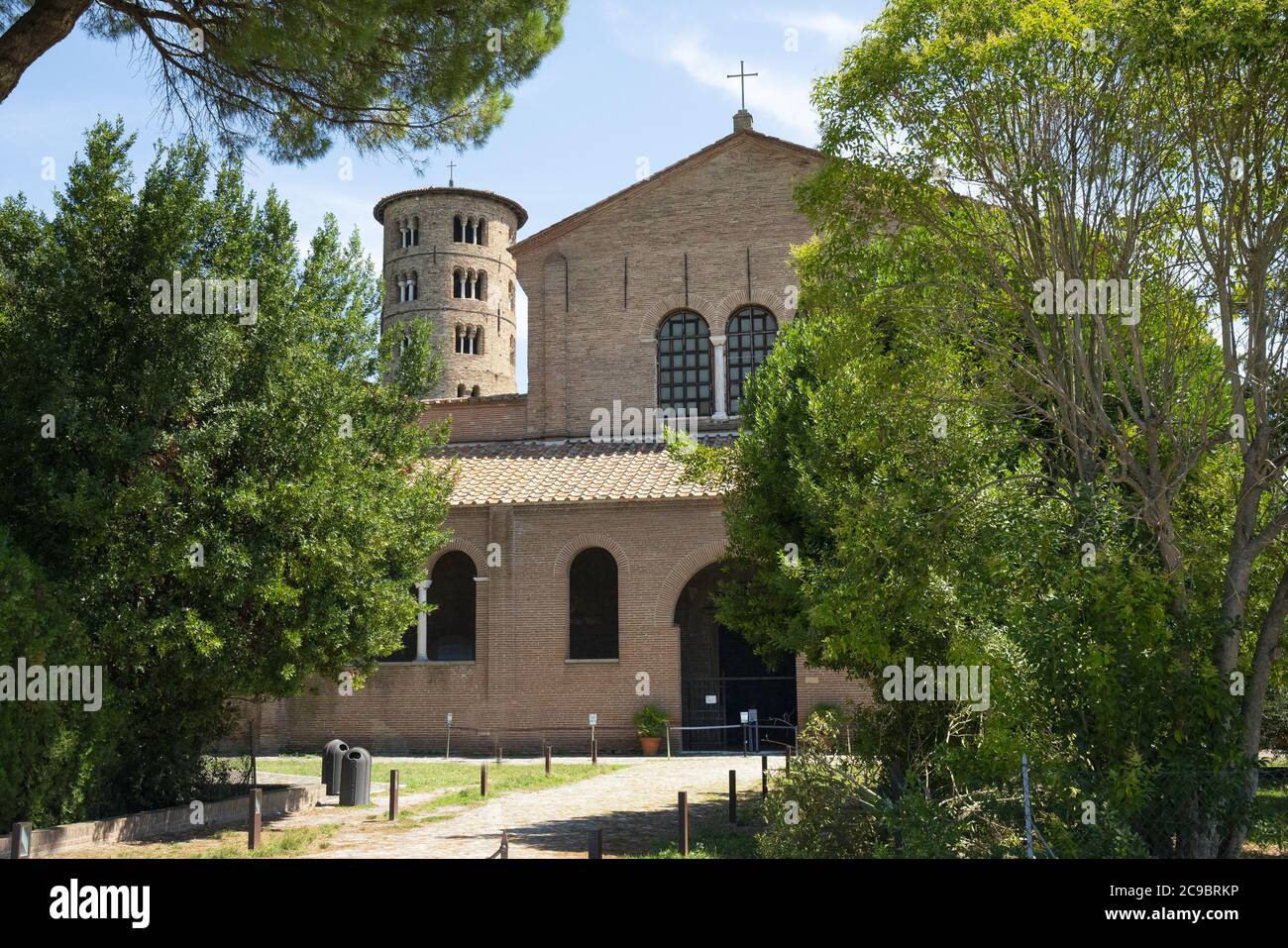 La vista esterna della Basilica di Sant'Apollinare in Classe a Ravenna Foto Stock