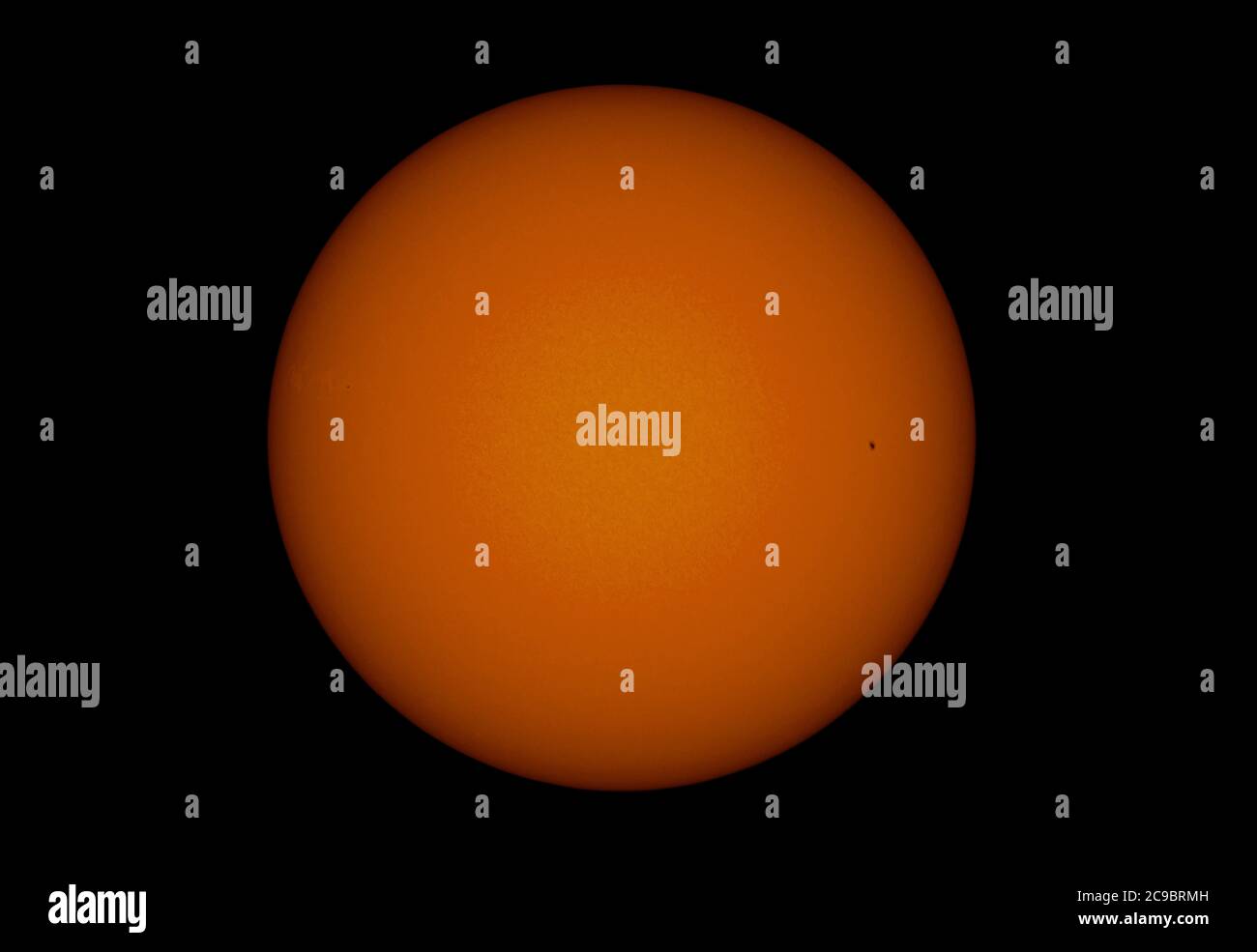 Londra, Regno Unito. 30 luglio 2020. Immagine telescopica del sole visto con filtro solare a luce bianca che mostra nuovi piccoli sunspot AR2767 (destra) e AR2768 (sinistra), entrambi nel ciclo solare 25 che si prevede di continuare fino al 2030. Credit: Malcolm Park/Alamy Live News. Foto Stock