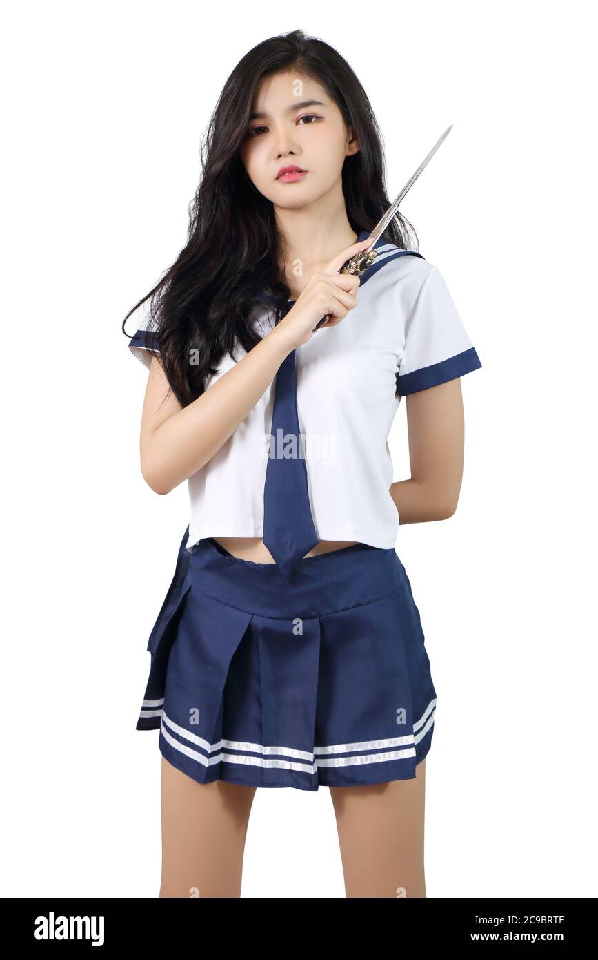 donna asiatica in cosplay studente che tiene samurai e sfondo bianco Foto Stock
