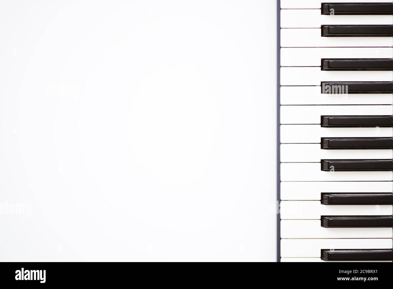 modello musicale con sintetizzatore di tastiera su sfondo bianco. Foto Stock