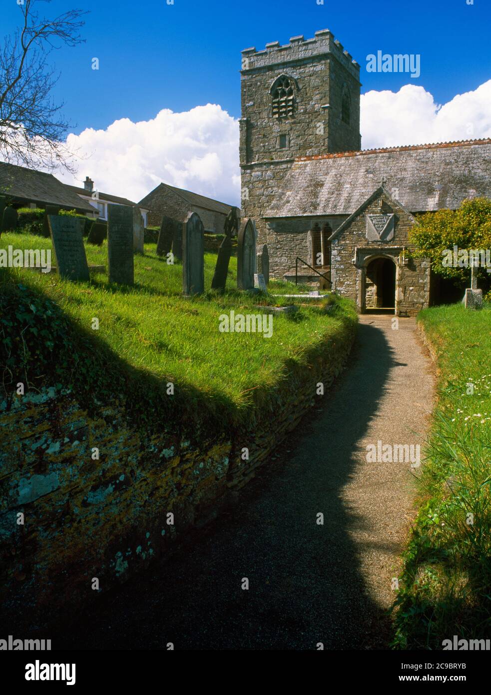 View NW of St Sampson's Church, Golant, Cornwall, England, UK: La tarda C15 casa di pozzo che si trova a ridosso della navata S è appena visibile L (W) del portico S. Foto Stock