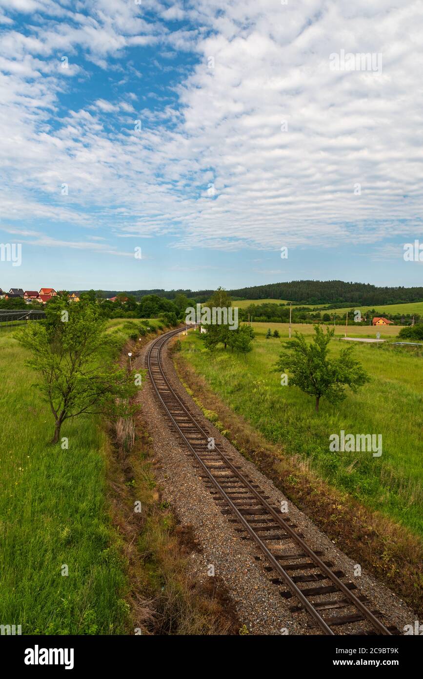 Curva ferrovia con dintorni collinari vicino Valaske Prikazy villaggio in Repubblica Ceca Foto Stock