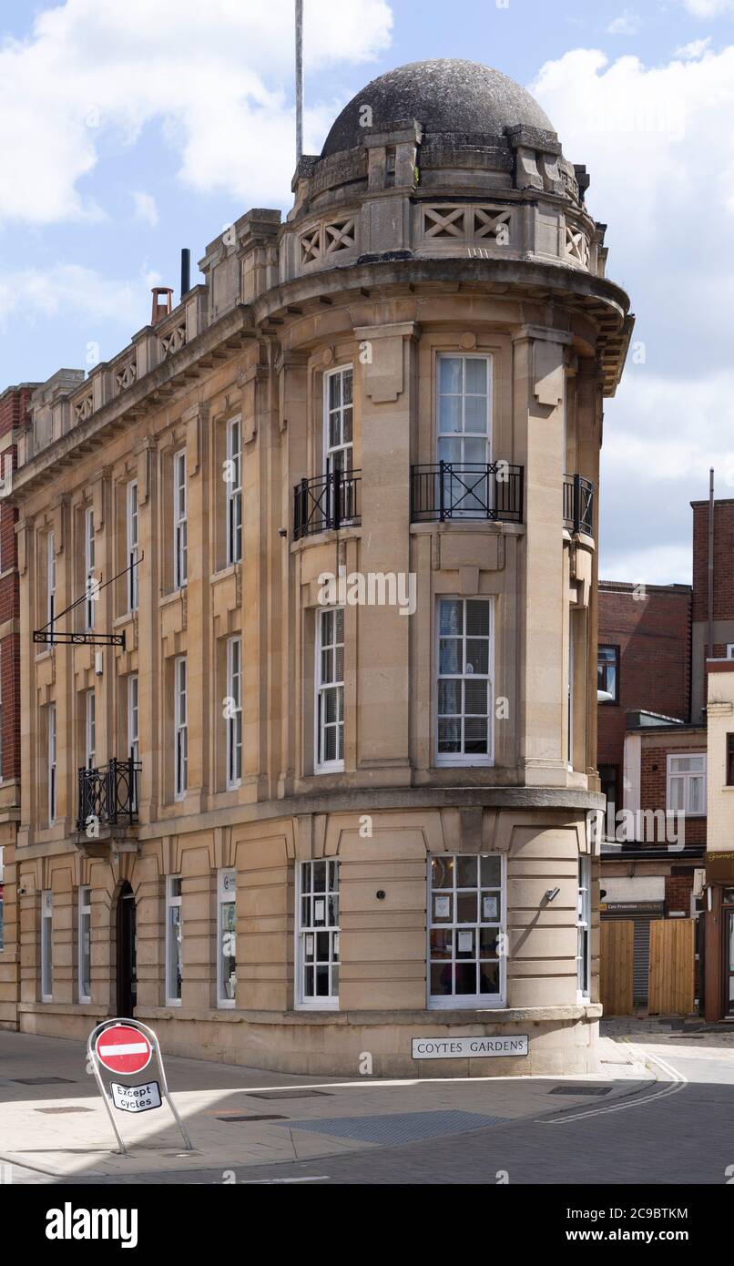 Edificio stretto all'angolo dei Giardini Coytes nel centro citta' di Ipswich, Suffolk, Inghilterra, Regno Unito Foto Stock