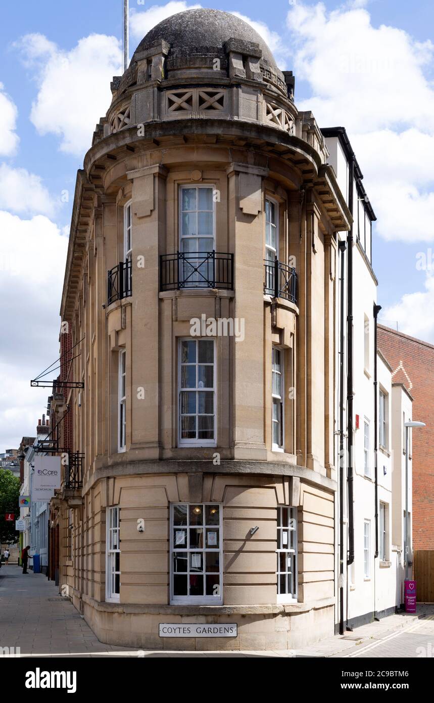 Edificio stretto all'angolo dei Giardini Coytes nel centro citta' di Ipswich, Suffolk, Inghilterra, Regno Unito Foto Stock