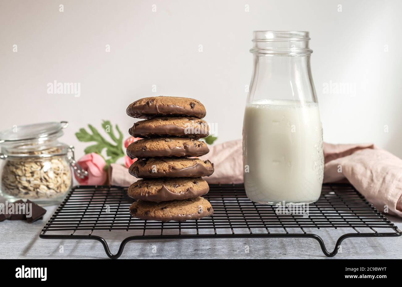 Biscotti al cioccolato con farinata d'avena e latte al mattino. Foto Stock