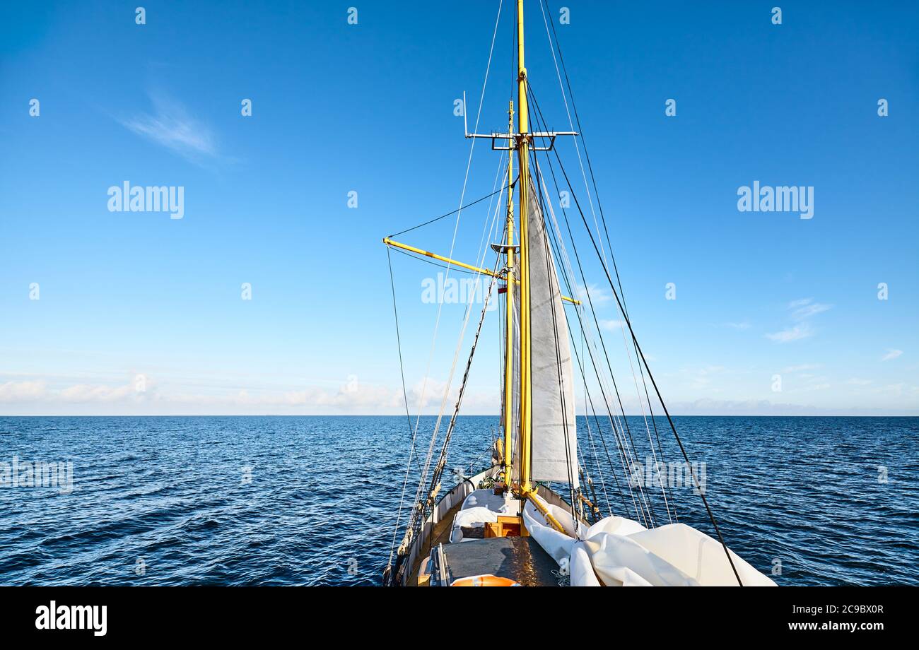 Vela vecchia goletta in una bella giornata di sole. Foto Stock