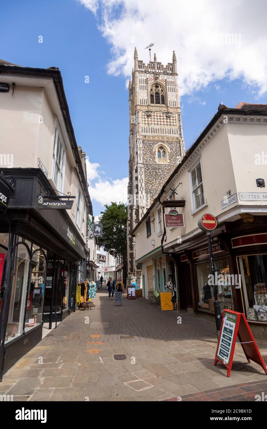 Torre di San Lorenzo Chiesa, negozi nel centro di Dial Lane di Ipswich, Suffolk, Inghilterra, Regno Unito Foto Stock