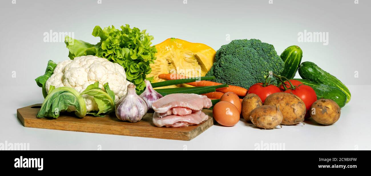 cibo agricolo fresco biologico - gruppo di verdure, uova e carne Foto Stock