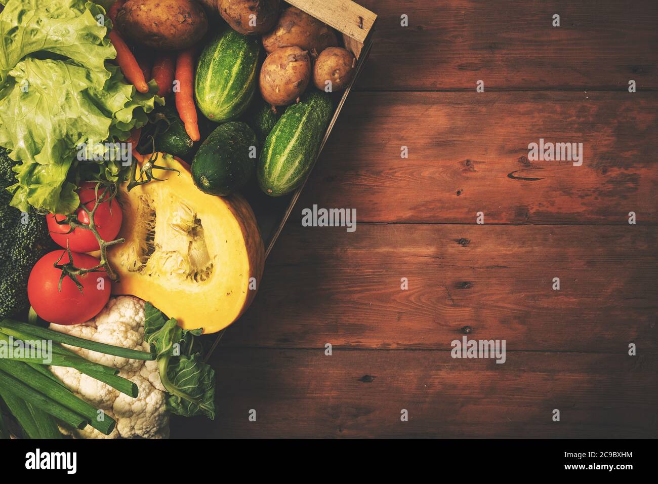 verdure bio biologiche in scatola sul mercato alimentare contadino locale. copia spazio vista dall'alto Foto Stock