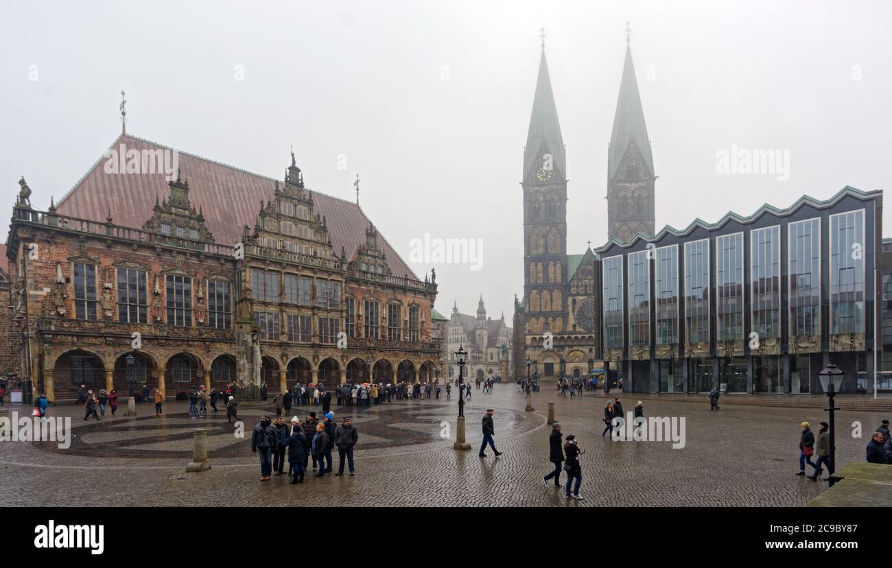 La gente sulla piazza del mercato di Brema contro il Parlamento di Brema (a destra), la Cattedrale di Brema (al centro) e il Municipio di Brema Foto Stock