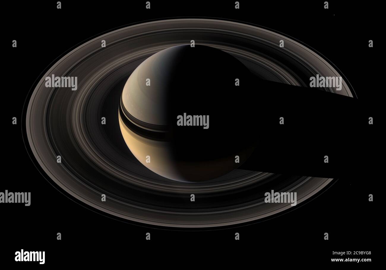 SATURNO, Sol SYSTEM - 2007 - Saturno non mostra mai una fase crescente -- dalla Terra. Ma se visto da oltre, il maestoso pianeta gigante può mostrare un unfa Foto Stock