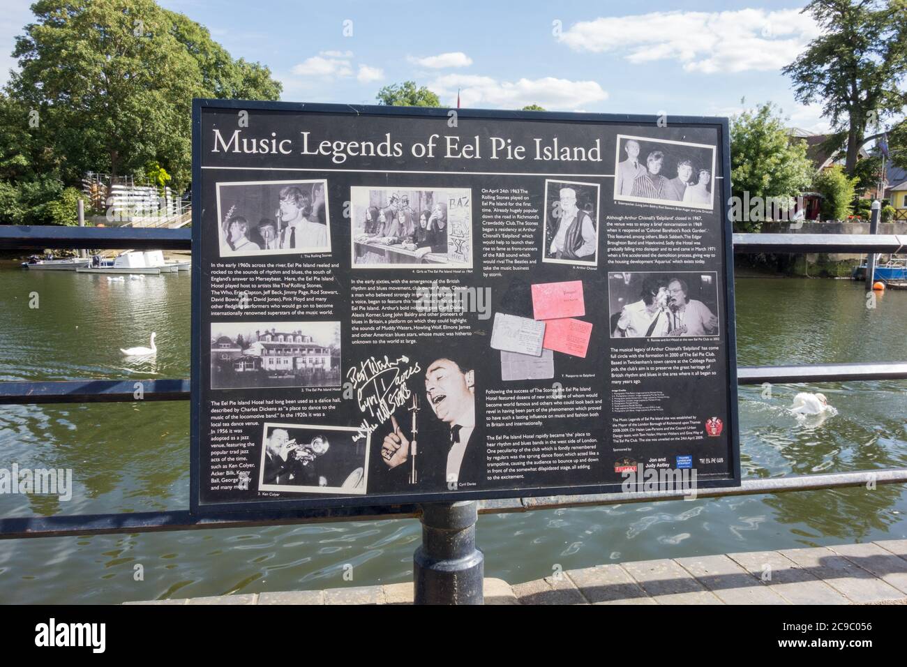 Leggende della musica informazioni scheda di Visualizzazione a torta Anguilla isola sul Fiume Tamigi a Twickenham nel London Borough of Richmond upon Thames, London, Regno Unito Foto Stock