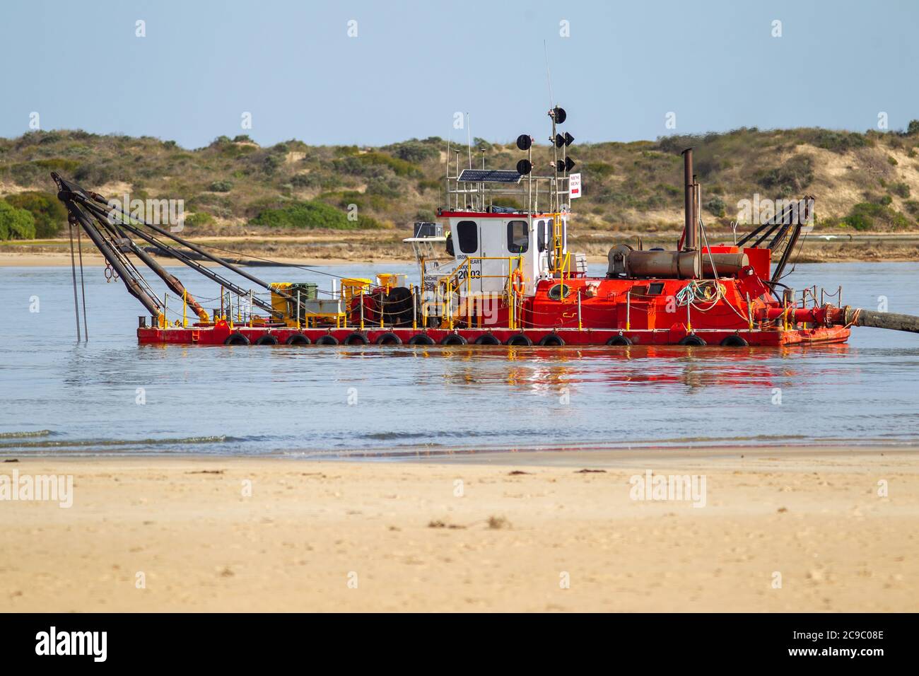 Una barca dragante al Coorong sull'isola di Hindmarsh Australia del Sud il 28 2020 luglio Foto Stock