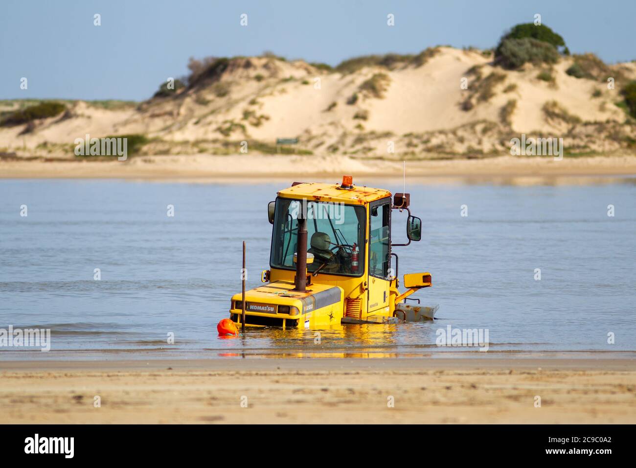 Un trattore sommerso con telaio al Coorong sull'isola di Hindmarsh, Australia del Sud, il 28 2020 luglio Foto Stock
