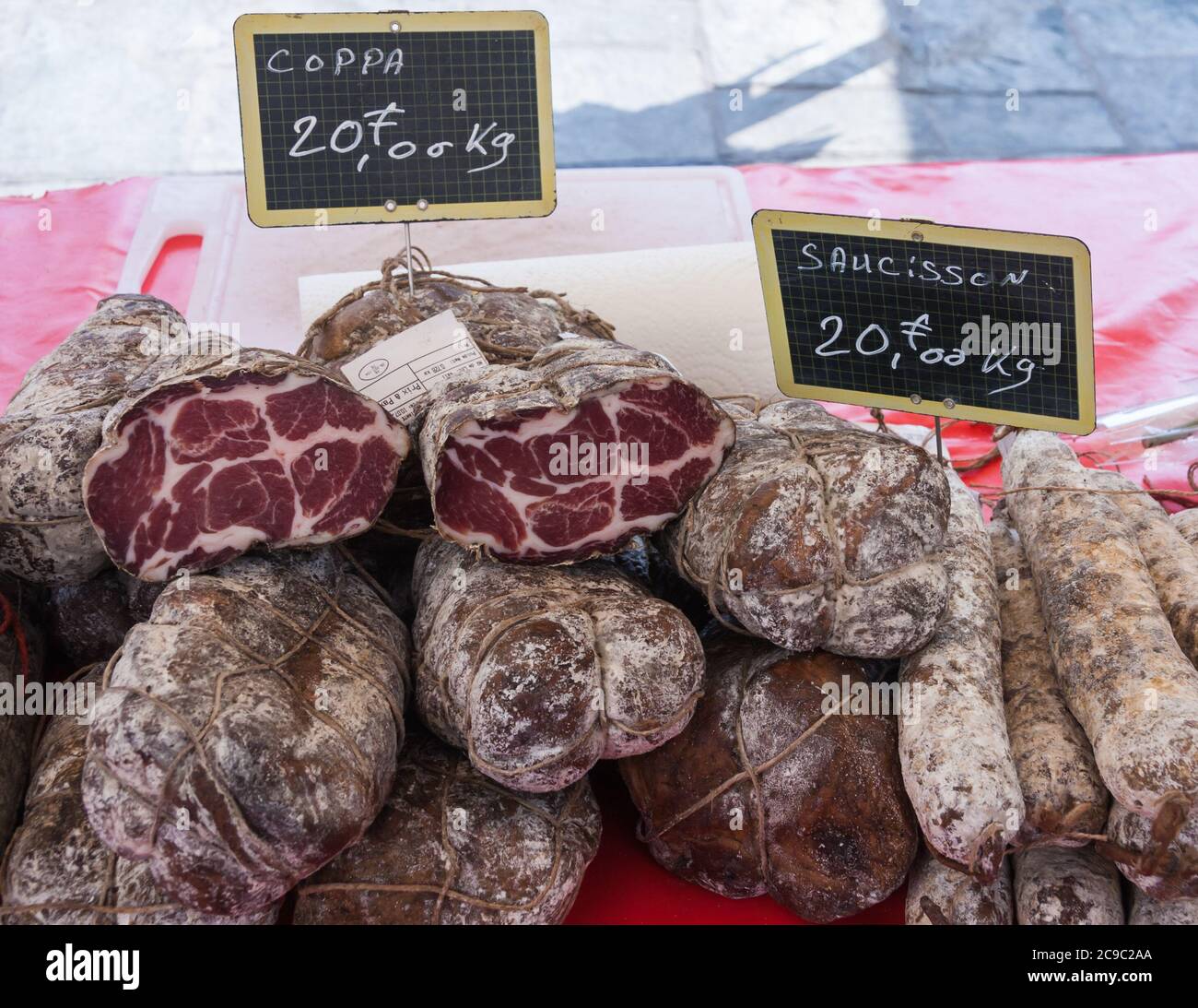 Salsicce speciali artigianali (coppa, saucisson) in vendita in un mercato di Bastia, Corsica, Francia Foto Stock