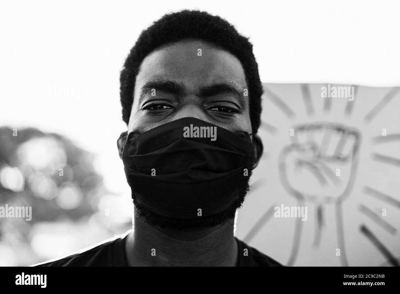 Giovane uomo nero che indossa la maschera durante la protesta di pari diritti - concetto di dimostranti sulla strada per Black Lives materia e non posso respirare campagna - Foto Stock