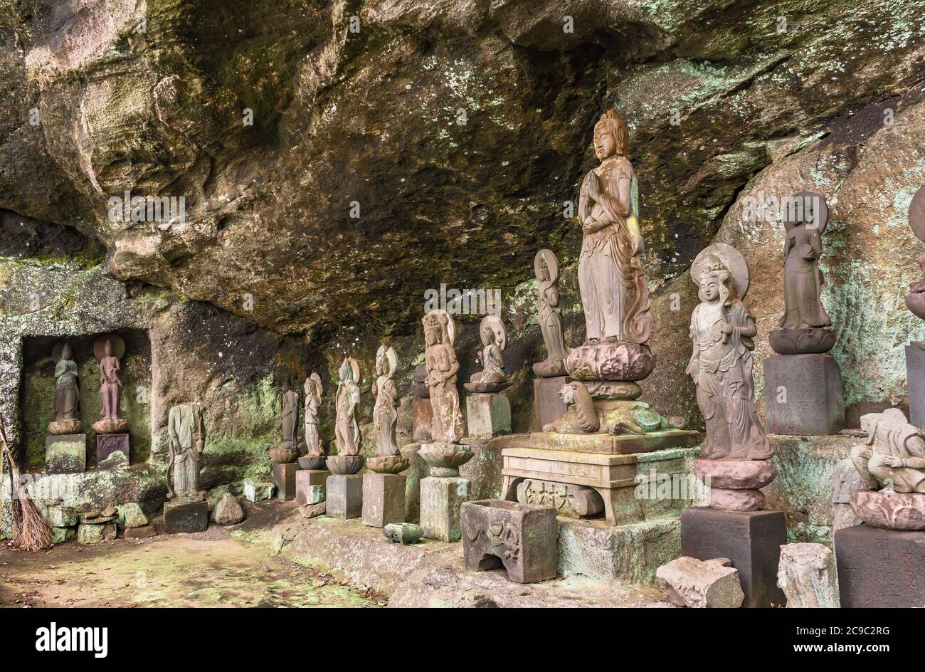 chiba, giappone - luglio 18 2020: Statue buddiste di divinità e monaci che circondano la scultura di Saigoku Kannon bodhisattva creato nel 18 ° secolo da Foto Stock