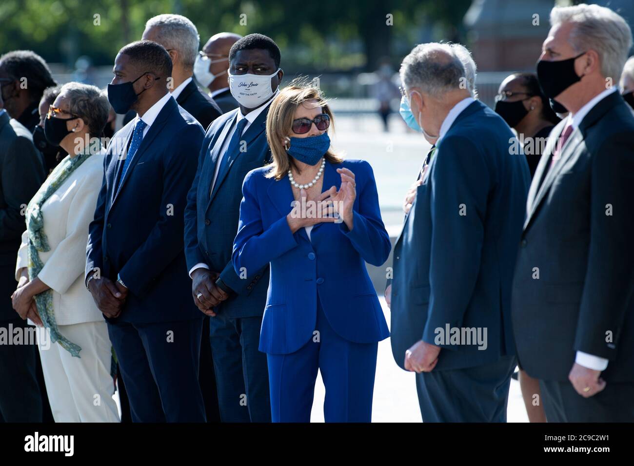 Nancy Pelosi (democratico della California), presidente della Camera dei rappresentanti degli Stati Uniti, parla con il leader delle minoranze del Senato americano Chuck Schumer (democratico di New York) mentre lei e altri legislatori parlano dopo un cazzo con i resti del rappresentante americano John Lewis (democratico della Georgia) È stato trasportato dal palazzo del Campidoglio degli Stati Uniti il 29 luglio 2020, a Washington, DC. Guardando a destra si trova il leader della minoranza americana Kevin McCarthy (repubblicano della California).Credit: Brendan Smialowski/Pool via CNP /MediaPunch Foto Stock