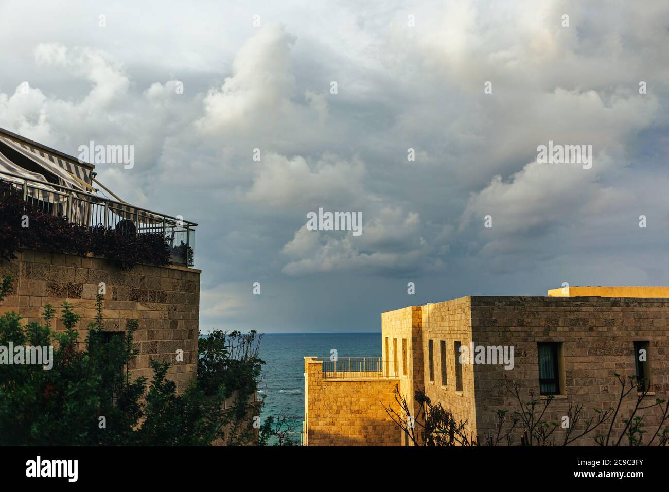 Vista sul Mar Mediterraneo e gli edifici della vecchia città di Jaffa a Tel-Aviv, Israele. Vecchi edifici illuminati dal sole dopo la pioggia. Foto Stock
