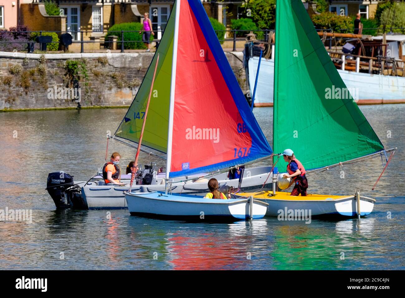 Bristol, 30 luglio 2020. Giornata estiva soleggiato a Bristol. La gente si gode il tempo soleggiato intorno al porto di Bristol. Credit: JMF News/Alamy Live News Foto Stock