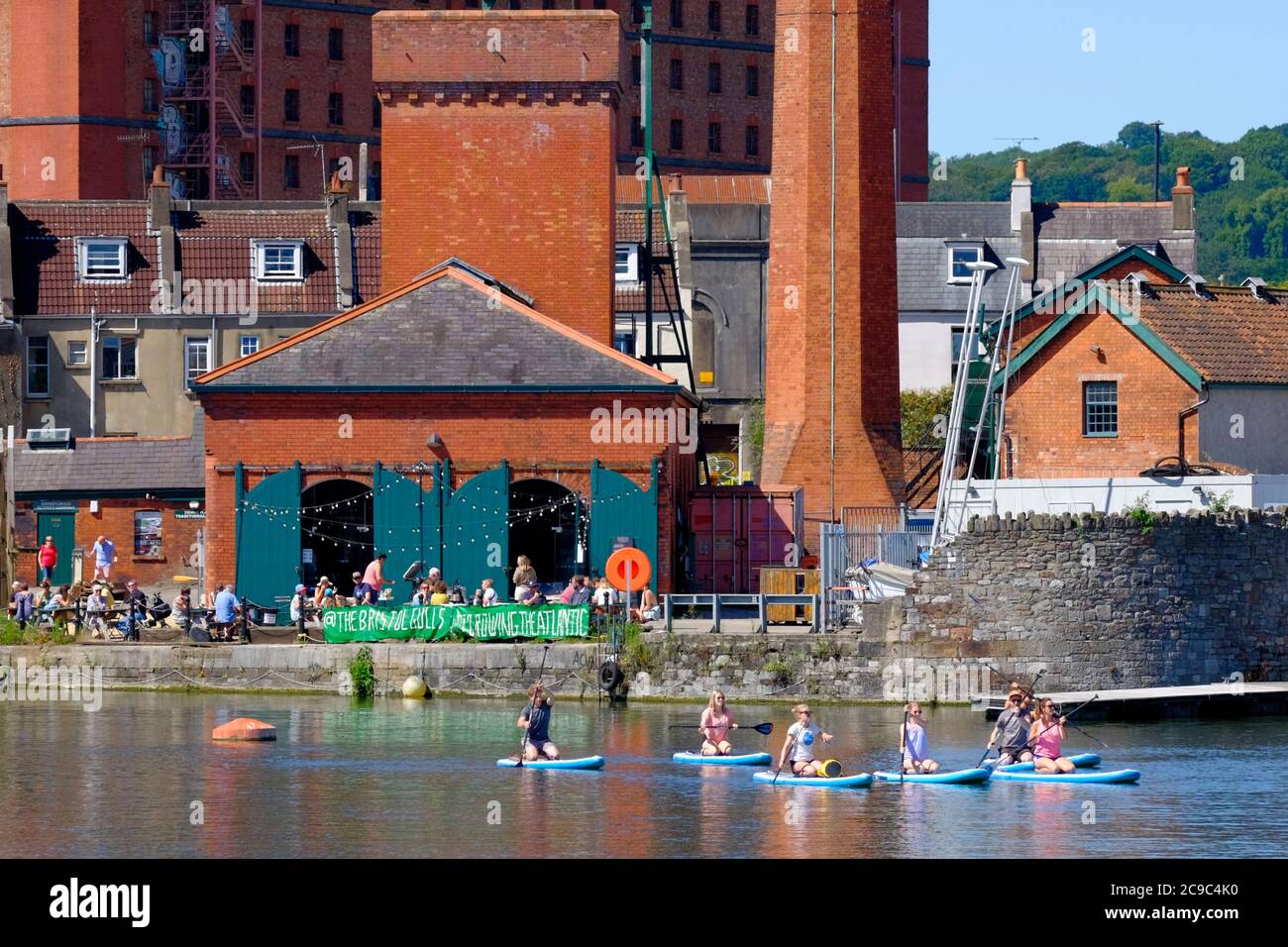 Bristol, 30 luglio 2020. Giornata estiva soleggiato a Bristol. La gente si gode il tempo soleggiato intorno al porto di Bristol. Paddle boarders presso il cortile sotterraneo. Credit: JMF News/Alamy Live News Foto Stock