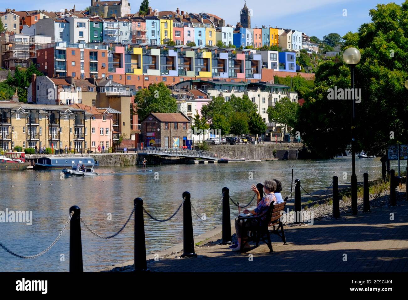 Bristol, 30 luglio 2020. Giornata estiva soleggiato a Bristol. La gente si gode il tempo soleggiato intorno al porto di Bristol. Credit: JMF News/Alamy Live News Foto Stock