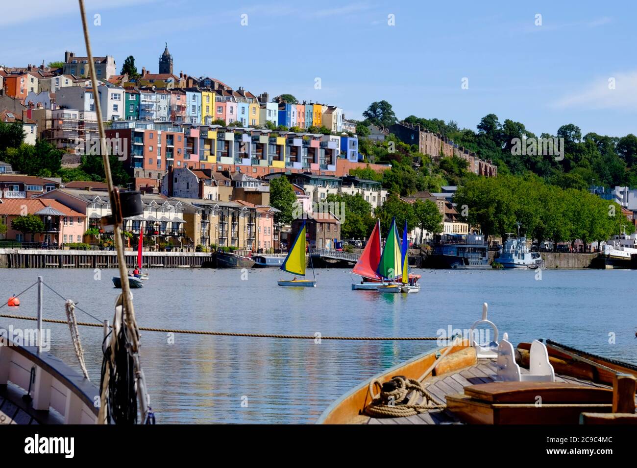 Bristol, 30 luglio 2020. Giornata estiva soleggiato a Bristol. La gente si gode il tempo soleggiato intorno al porto di Bristol. Credit: JMF News/Alamy Live News Foto Stock