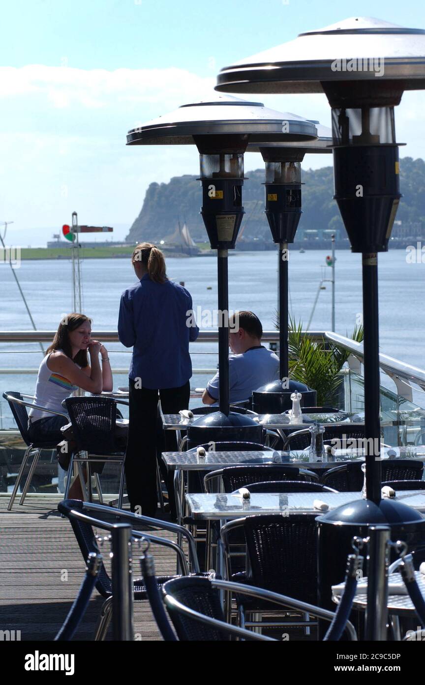 Sorseggiando un caffè ai bar di Mermaid Quay nella Bay, Cardiff, Galles del Sud, Regno Unito. 5/10/04 Foto Stock