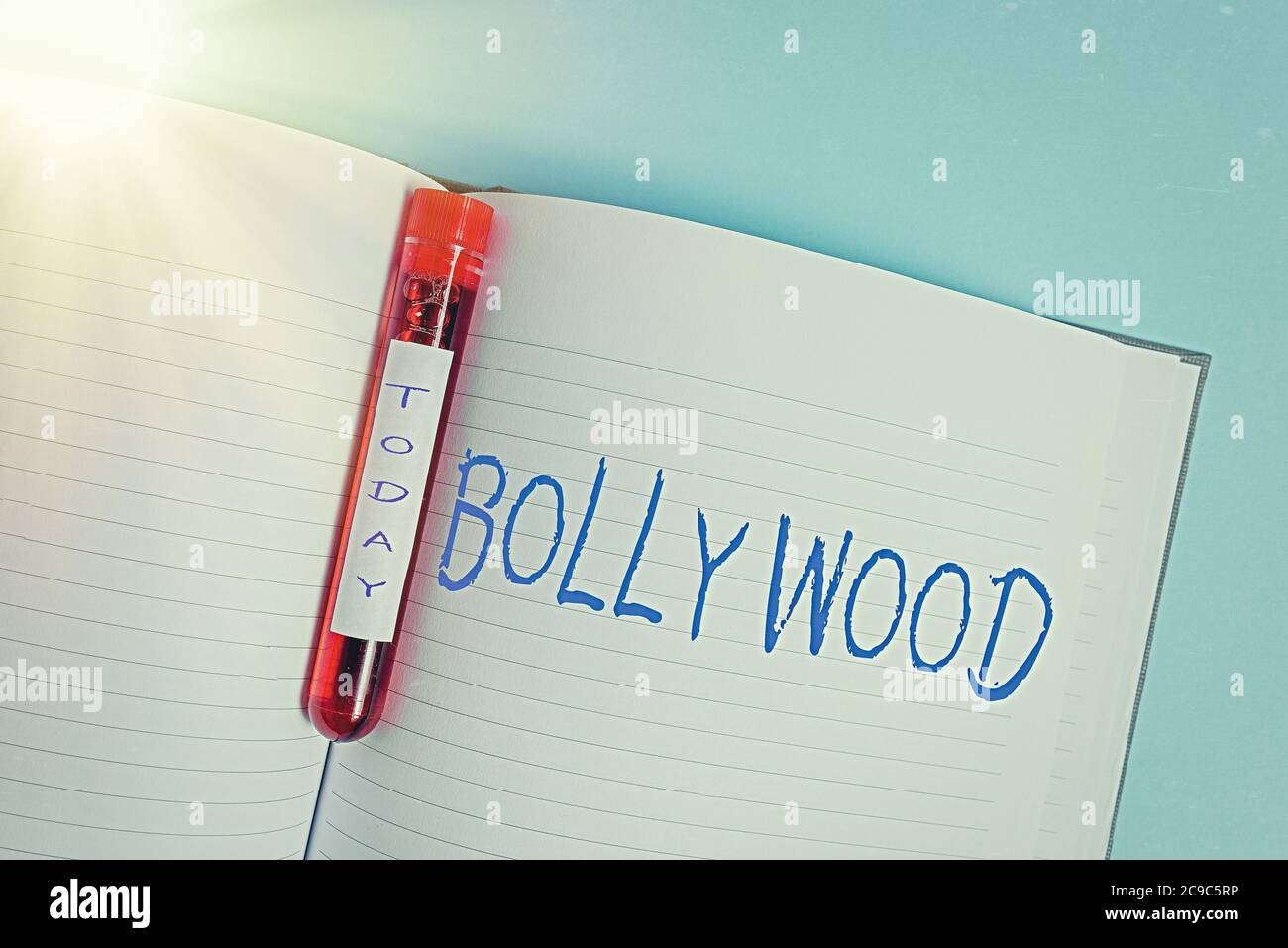 Nota di scrittura che mostra Bollywood. Business Concept per Hollywood, si riferisce all'industria cinematografica in lingua hindi in India. Accesso medico alle fiale per campioni di sangue Foto Stock