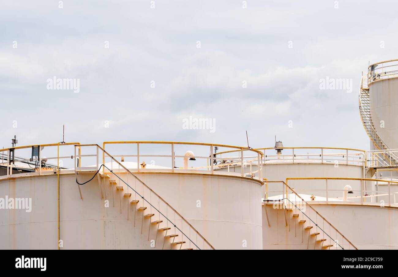 Un petrolio bianco serbatoio di stoccaggio Foto stock - Alamy