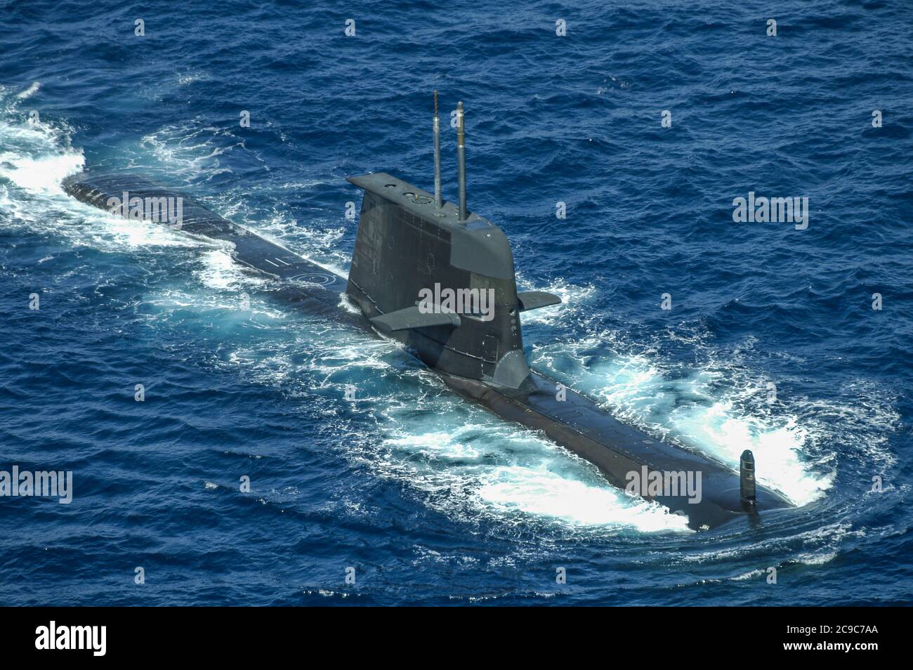 Una vista aerea di HMAS Rankin, sottomarino aa Royal Australian Navy Collins Class sommergibile sotto l'Oceano Indiano. Foto Stock