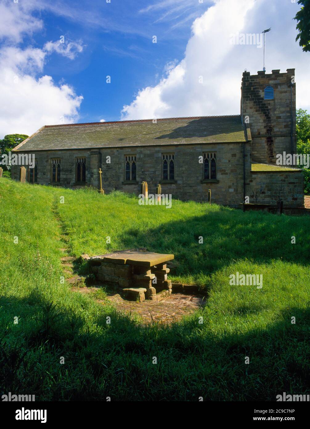 Vedi S di St Hilda's bene sotto la sua chiesa a Hinderwell, North Yorkshire, Inghilterra, Regno Unito: Medievale o prima; testa pozzo restaurata 1912 da Hilda Palmer. Foto Stock
