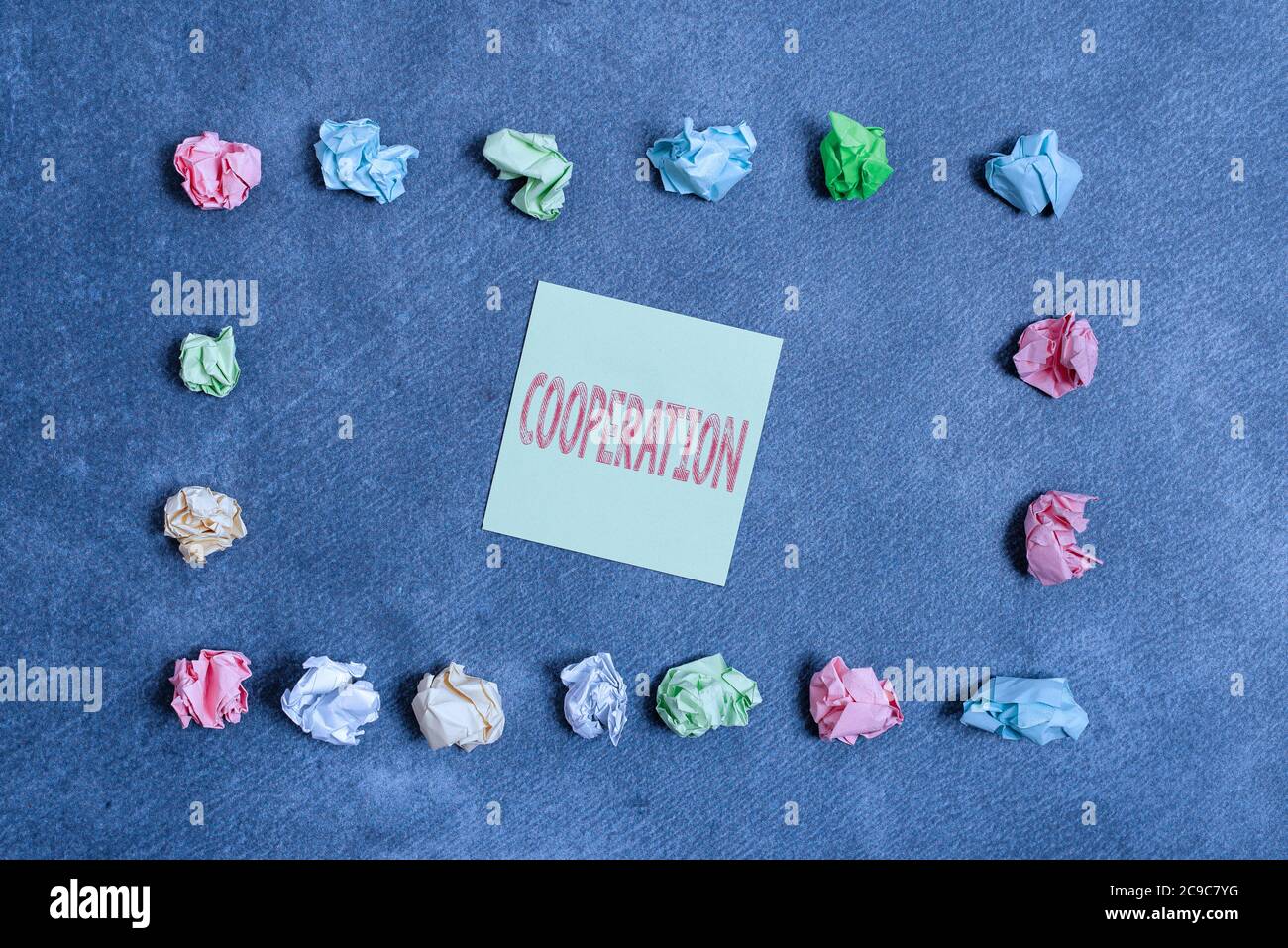 Cartello di testo che mostra la cooperazione. Business foto testo azioni di qualcuno che è stato utile facendo ciò che si desidera carta accessori con digitale intelligente Foto Stock