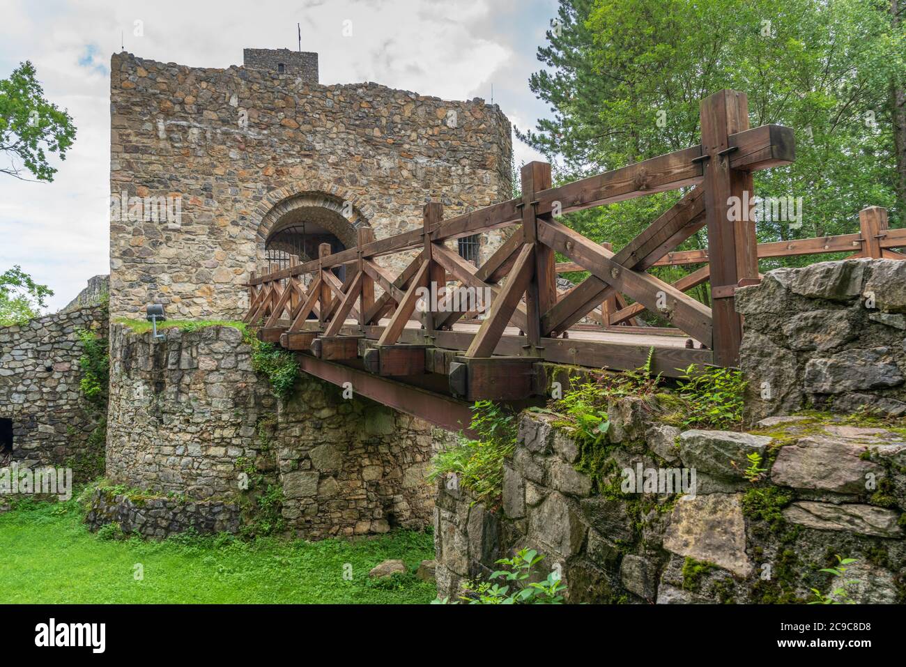 Rovine del Castello di Strecno dal ponte di legno, Slovacchia Foto Stock