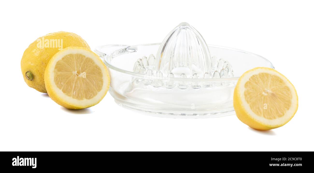 Spremiagrumi e limone in vetro su fondo bianco Foto Stock