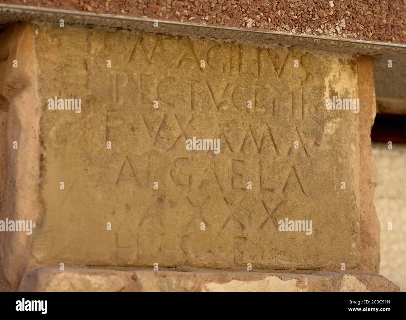 Iscrizione romana in maiuscola sul muro di una casa. Herramelluri. La Rioja. Spagna. Foto Stock